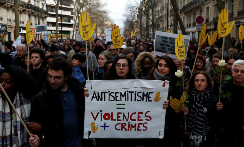 Miles de personas marcharon en Francia para repudiar actos antisemitas
