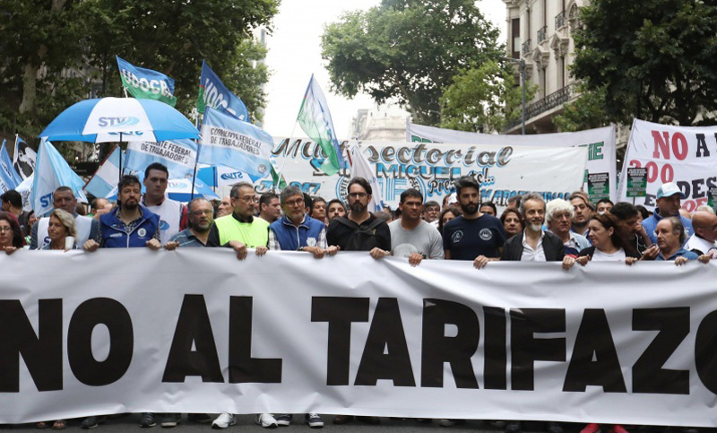 Organizaciones sociales y sindicatos marcharon en contra de los tarifazos