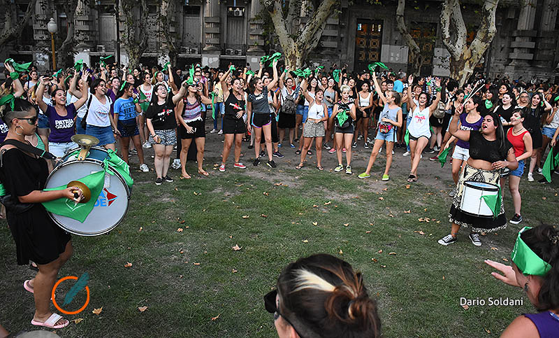 19F Rosario: mujeres llenaron la plaza San Martín de color verde
