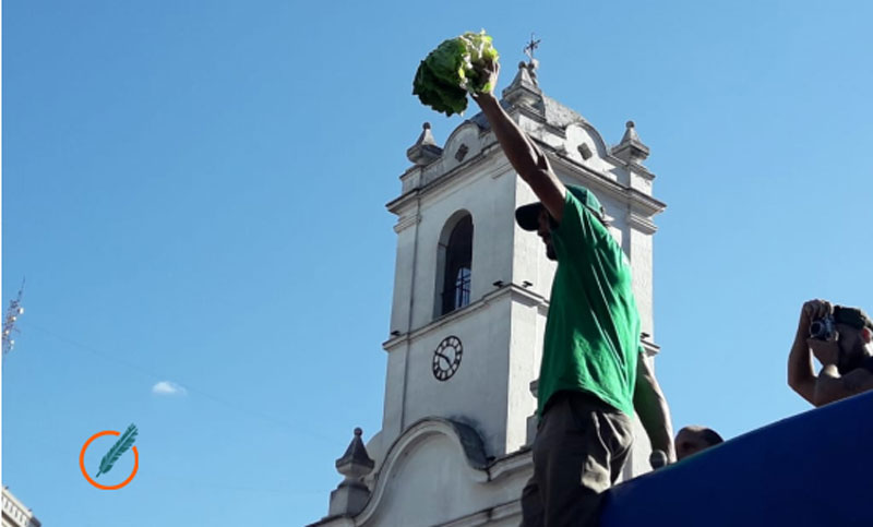 Horticultores que fueron reprimidos en Constitución hicieron un verdurazo en Plaza de Mayo