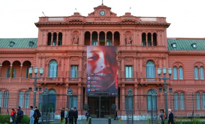 La fachada de la Casa Rosada amaneció con una foto de Justina para concientizar sobre la donación de órganos