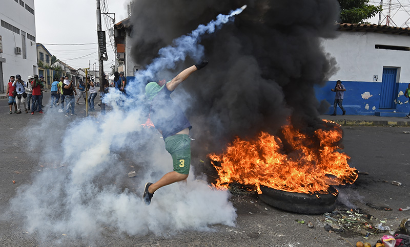 Granadas de gas lacrimógenos y piedras en la frontera entre Venezuela y Colombia