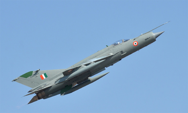 India anunció haber derribado un avión de combate pakistaní y perdido una aeronave propia