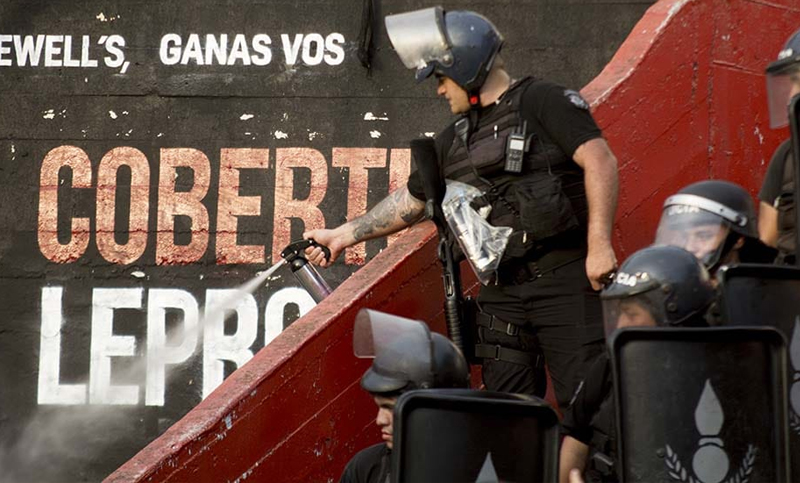 Policías arrojaron gas pimienta en el final del Clásico Rosarino y generaron repudio