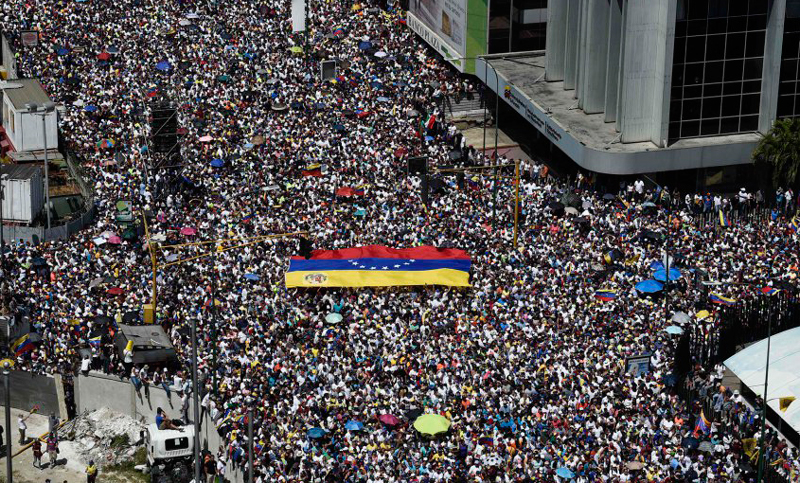 Masivas marchas a favor y en contra de Maduro en Caracas