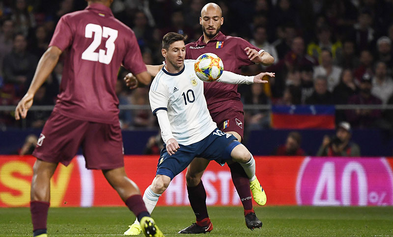 Argentina tuvo errores defensivos, poca efectividad y perdió con Venezuela