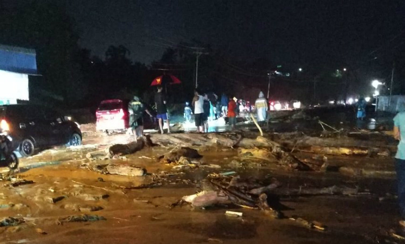 Al menos 63 personas murieron por inundaciones en Indonesia