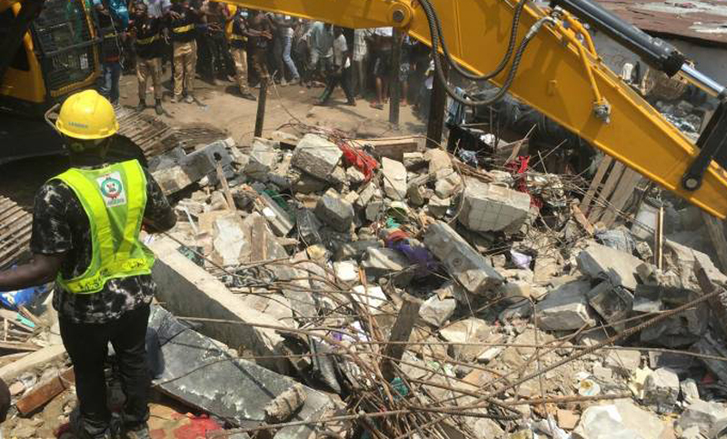 Un derrumbe en Nigeria dejó atrapados a cien niños bajo los escombros