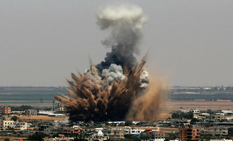 Israel bombardea Gaza en respuesta al lanzamiento de un cohete