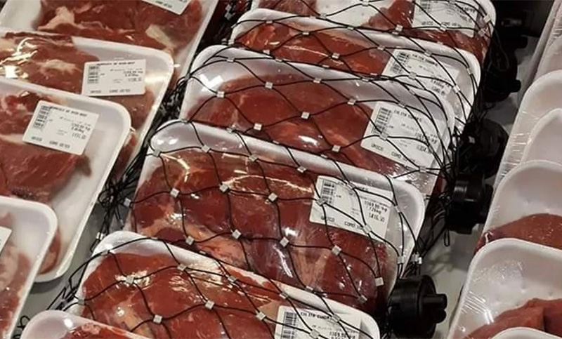 Por el alto precio de la carne, algunos supermercados le colocan «alarma»