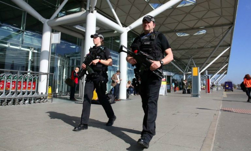 Encontraron artefactos explosivos en aeropuertos de Londres