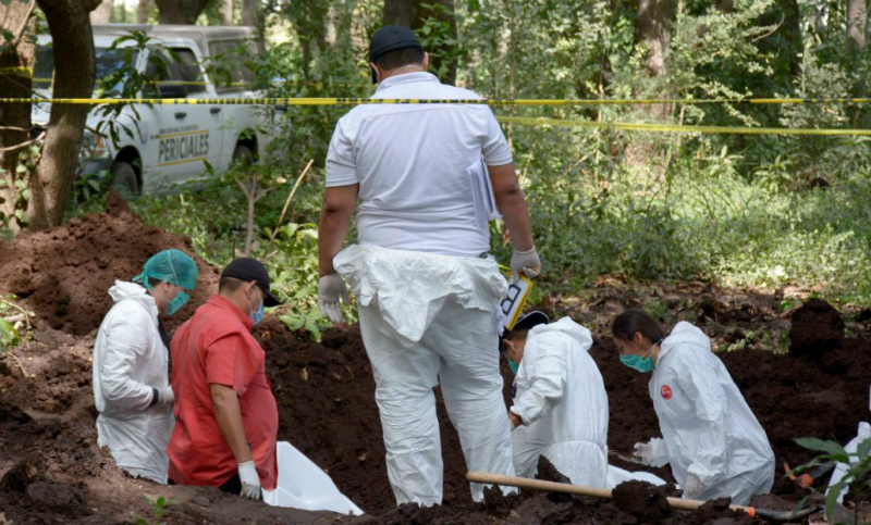 Hallan al menos 18 cadáveres en fosas clandestinas en México
