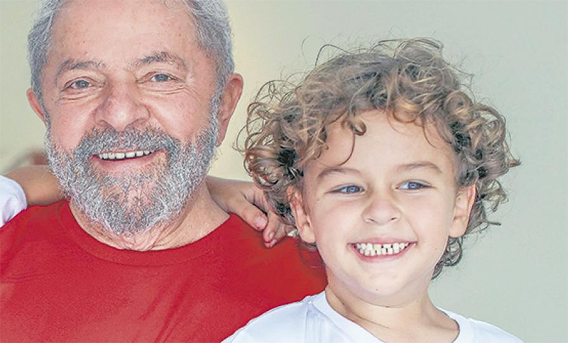 Lula abandona la prisión para ir al entierro de su nieto