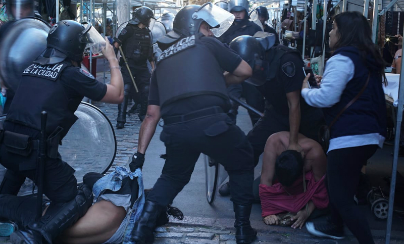 La Policía de la Ciudad de Buenos Aires reprimió a feriantes