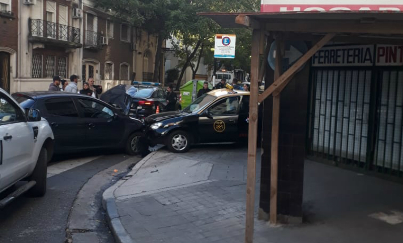 Un taxi chocó el frente de un local tras ser embestido por otro vehículo