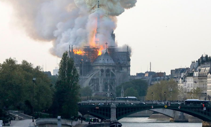 La histórica Catedral de Notre Dame sufrió un gran incendio