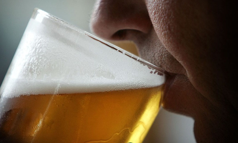 El daño cerebral causado por el alcohol no se detiene al dejar de beber