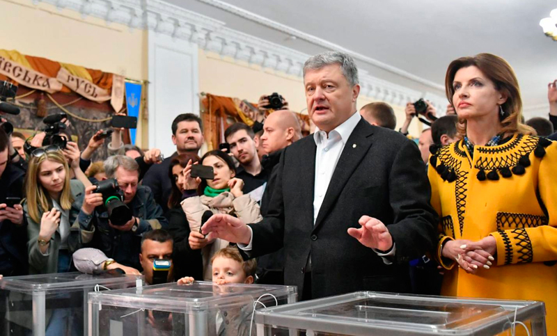 Ucrania elige presidente con un actor y humorista a las puertas de la victoria