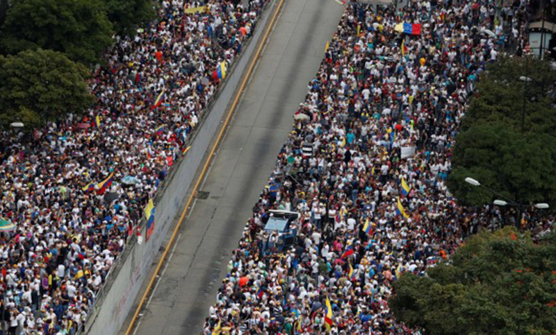 El chavismo y antichavismo retorna mañana a las calles de Venezuela