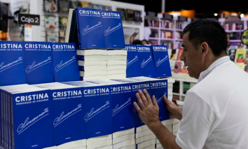 El libro de Cristina Fernández continúa liderando los rankings de ventas