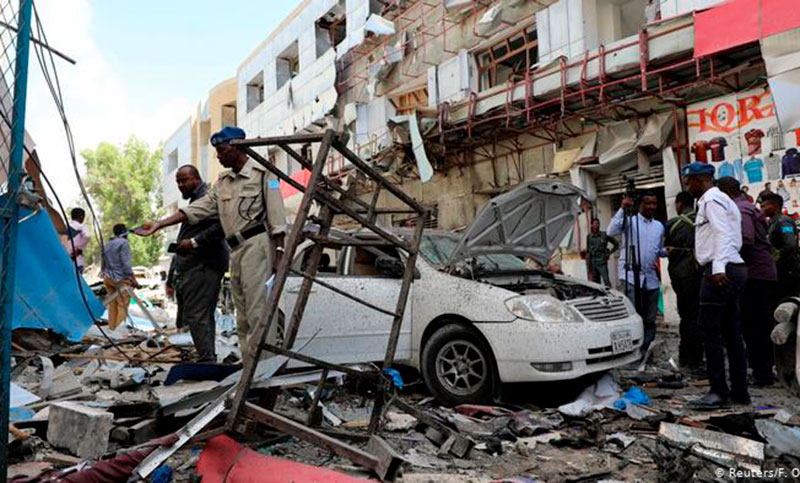 Cinco muertos y 3 heridos en atentado suicida con coche bomba en la capital de Somalia