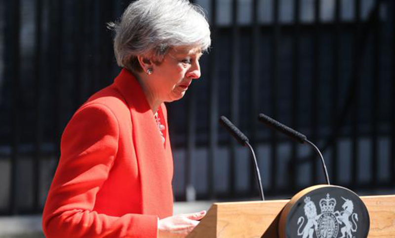Theresa May anunció su renuncia, derrotada por un Brexit imposible