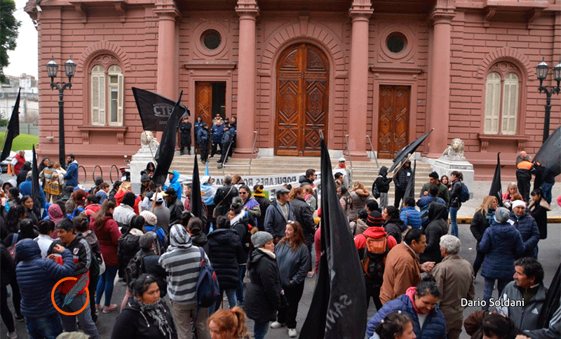 Los feriantes reclamaron frente a la Municipalidad: «No nos dejan trabajar»