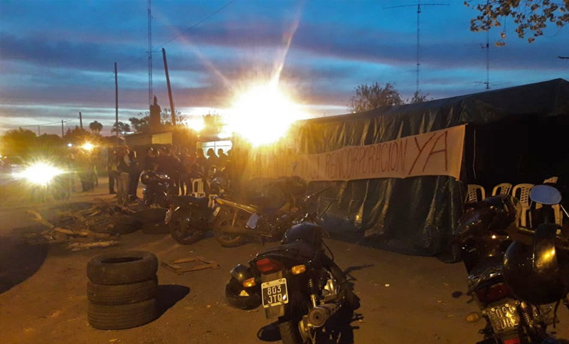 Trabajadores de Electrolux acampan frente a la fábrica ante amenazas de desalojo