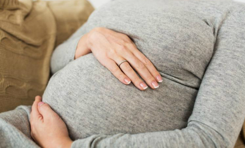 Denuncian que un bar le recortó el sueldo a una embarazada con licencia por reposo