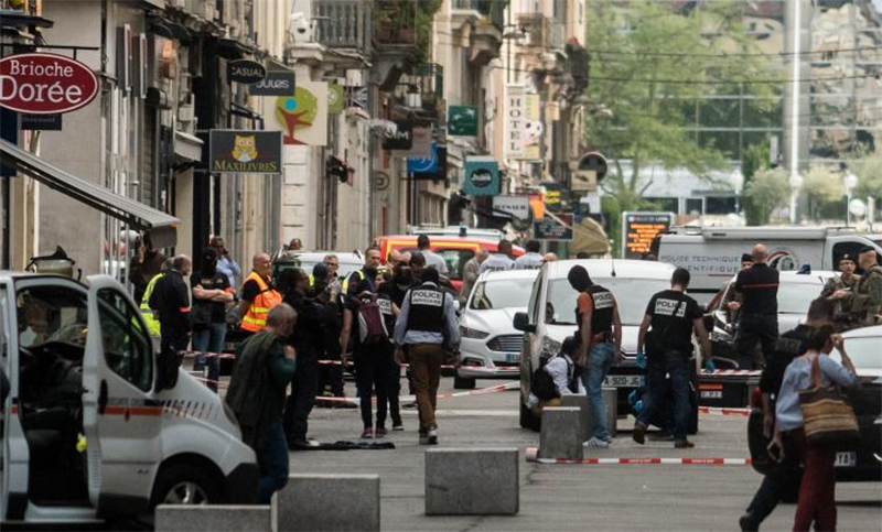 Francia busca a sospechoso después de ataque con paquete bomba en Lyon