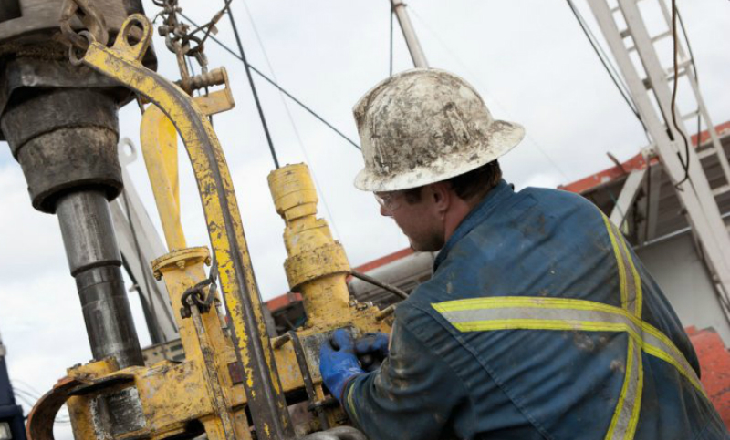 Petroleros paran refinerías en reclamo del pago de la cláusula gatillo