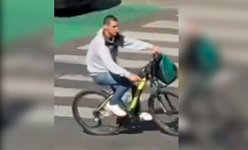 Un joven denuncia que le robaron su bicicleta frente a local de hamburguesas