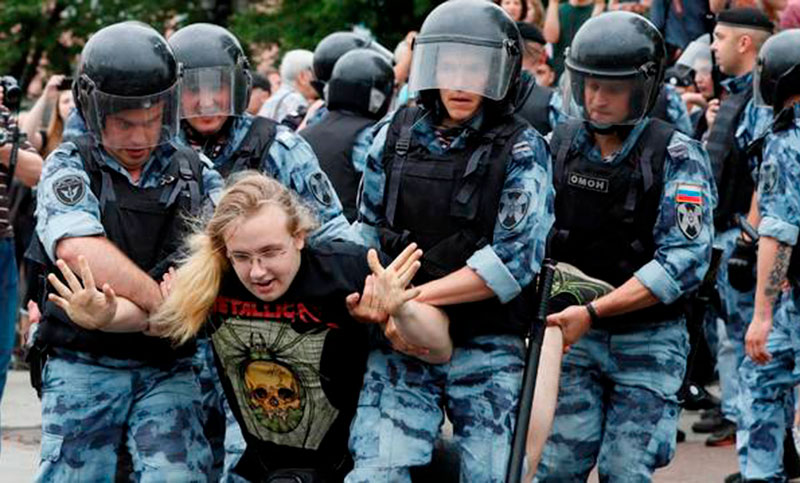 Al menos 94 detenidos en una protesta en Moscú contra el arresto de un periodista