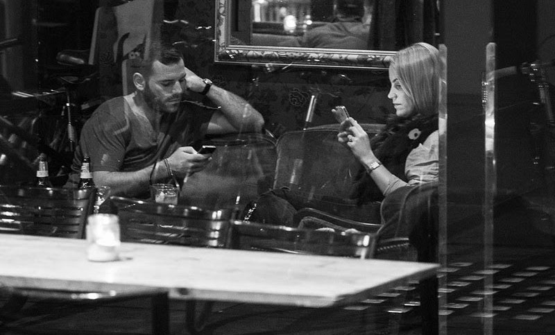 El fin de la conversación: un fotógrafo captura la obsesión de la gente con sus celulares
