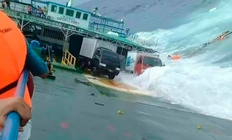 Al menos 15 muertos en el naufragio de un ferry en Indonesia