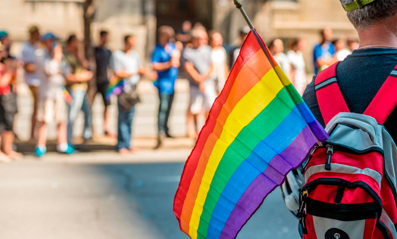 Trump prohíbe bandera LGBTQ en embajadas de Washington