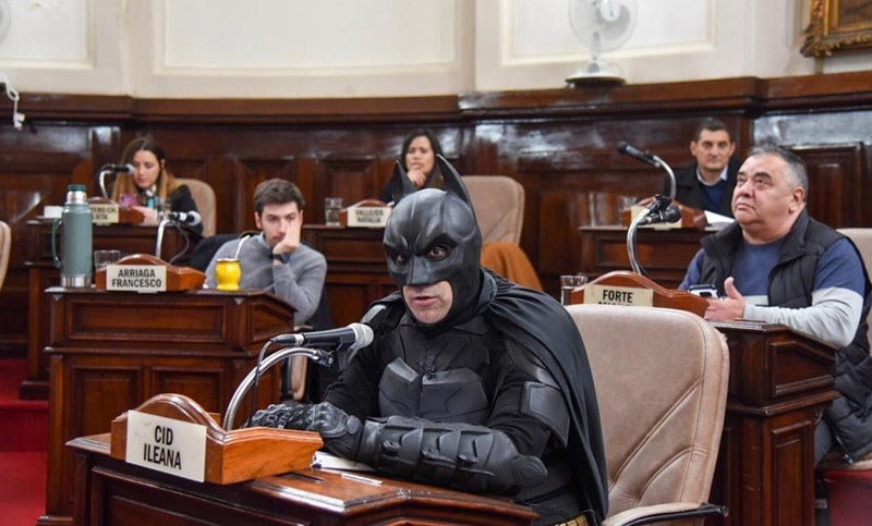 En medio de los apagones, La Plata distinguió a Batman en el Concejo Deliberante