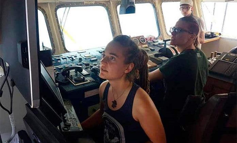 Italia detuvo a la capitana del barco que desembarcó a 40 personas en Lampedusa sin permiso