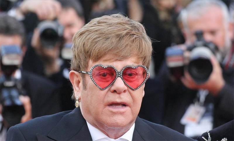Elton John repudió la censura de escenas de su biopic en Rusia