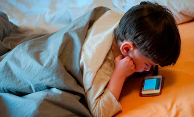 Uno de cada tres jóvenes duerme con el celular: estos son los riesgos