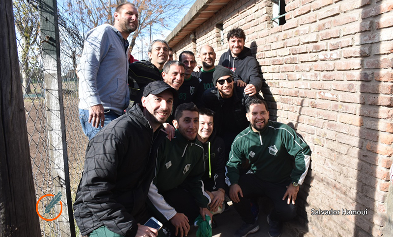 El Patón Guzmán jugó un «picadito» solidario con amigos en el club Social Lux