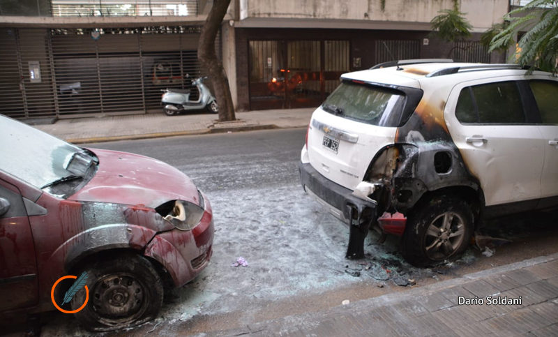 Dos autos que estaban estacionados fueron incendiados en barrio Martín
