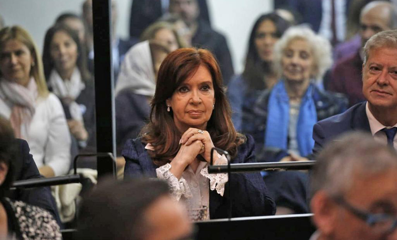 La defensa de Cristina pidió suspender el juicio por fraude en la obra pública