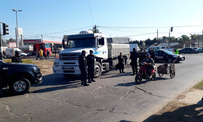 Un hombre que circulaba en bicicleta falleció tras ser embestido por un camión