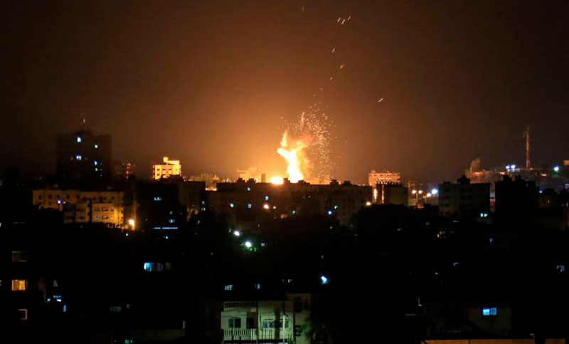 Israel bombardea una instalación de Hamas en Gaza en respuesta al lanzamiento de cohetes