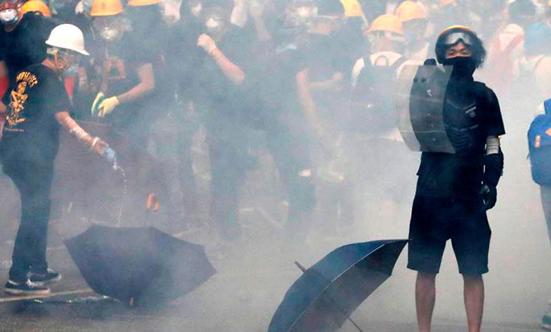 Con arrestos y prohibiciones buscan sofocar un nuevo fin de semana de protestas en Hong Kong