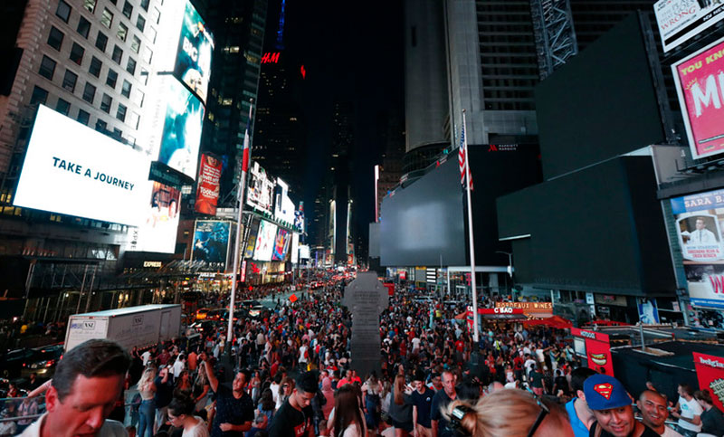 Multitud huye presa del pánico en Times Square tras confundir el ruido de una moto con tiroteo