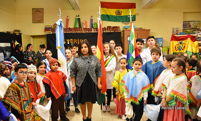 El Estado Plurinacional de Bolivia festejó su aniversario en la escuela que lleva su nombre