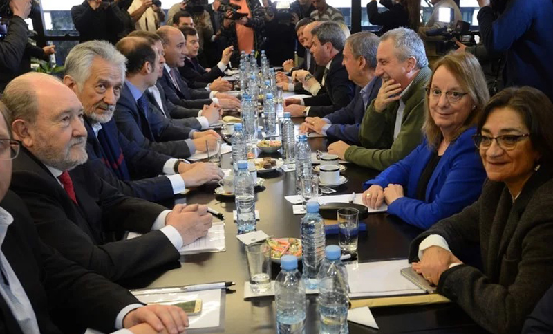 Gobernadores opositores se reúnen para rechazar las medidas económicas de Macri