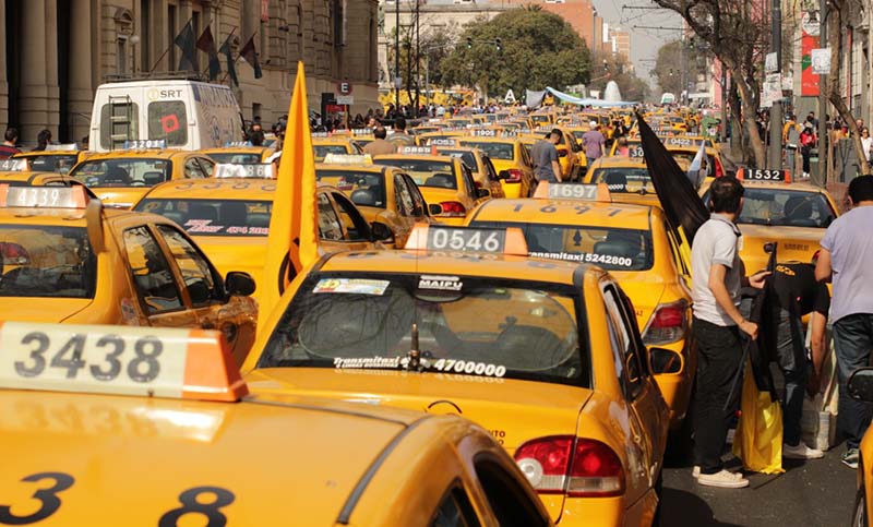 Córdoba: taxistas y remiseros se manifestaron para evitar la llegada de Uber 